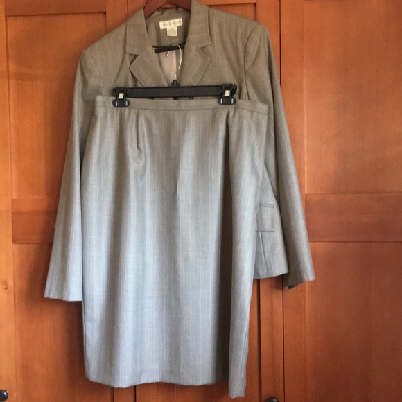 Blazer and long skirt - Picture 3 of 3